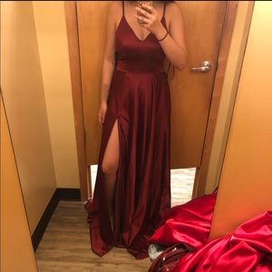 Burgundy V-neck dress with slit